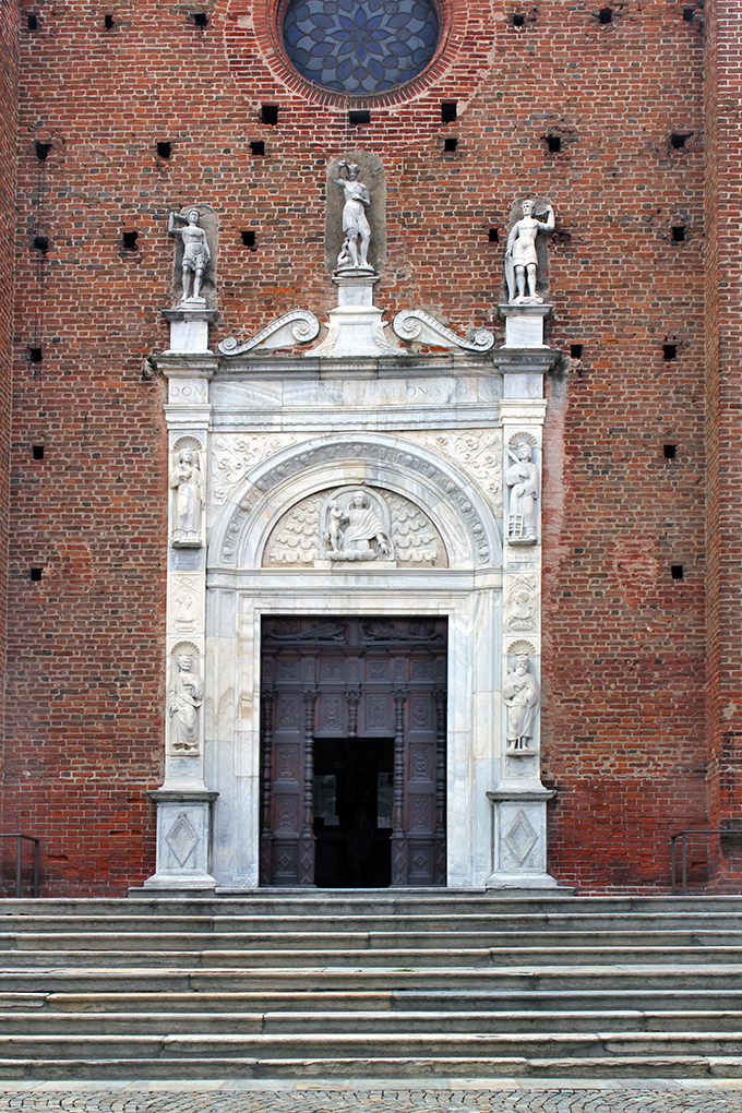 5 _ Revello - Collegiata di Santa Maria Assunta -portale di Matteo Sanmicheli .jpg